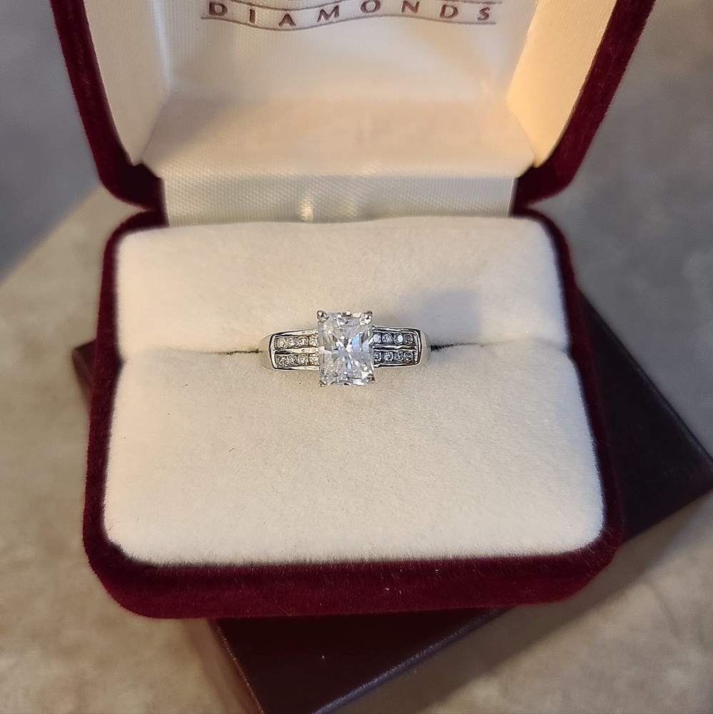 New Sz 6 Helzberg Sterling Moissanite Ring